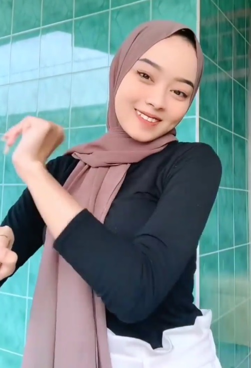 gadis hijab cantik ini pintar sekali mempromosikan media sosialnya